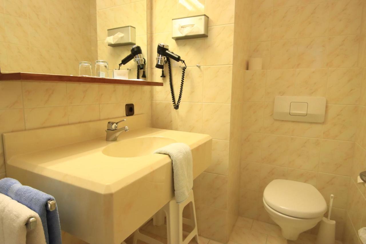 Hotel Alexa Бад Мергентхайм Екстериор снимка