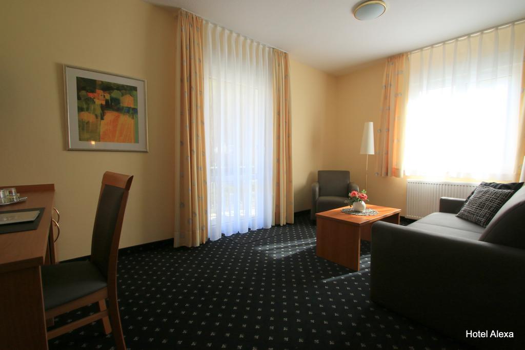 Hotel Alexa Бад Мергентхайм Екстериор снимка