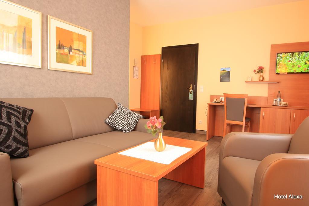 Hotel Alexa Бад Мергентхайм Екстериор снимка