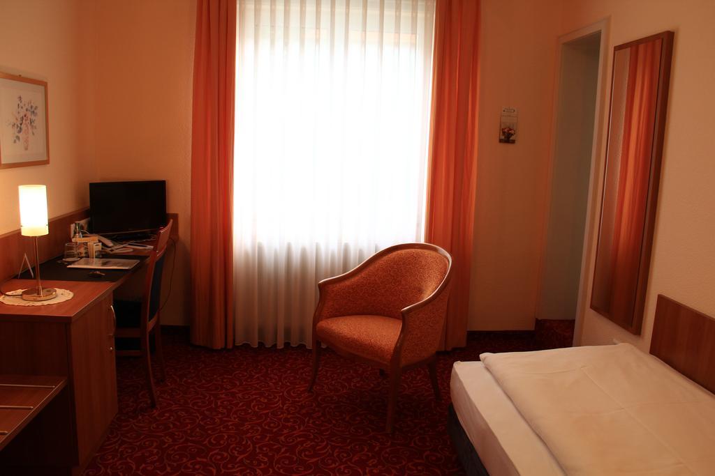 Hotel Alexa Бад Мергентхайм Екстериор снимка